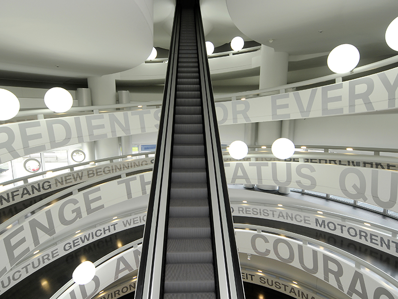 Es geht hoch hinaus: Im BMW-Museum befördert die Fahrtreppe Besucher über mehrere Etagen (Foto: © TK Elevator) 